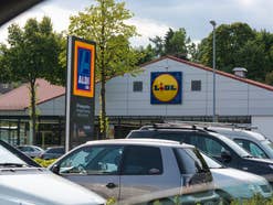 Parkplatz und Autos vor Aldi und Lidl