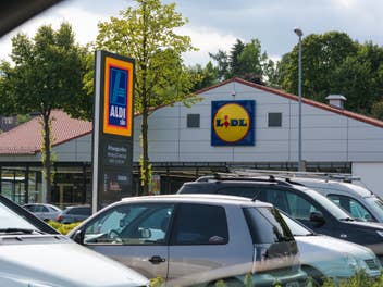 Parkplatz und Autos vor Aldi und Lidl
