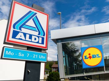 Aldi und Lidl von außen mit Schild vor blauem Himmel