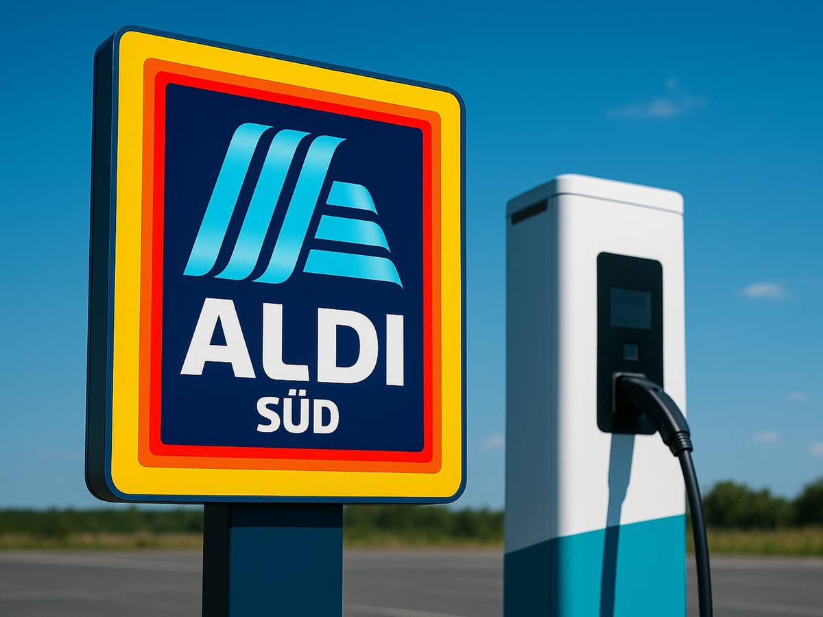Aldi lockt E-Auto-Fahrer: Upgrade für den Discounterpreis Logo von Aldi Süd neben einer Ladesäule.