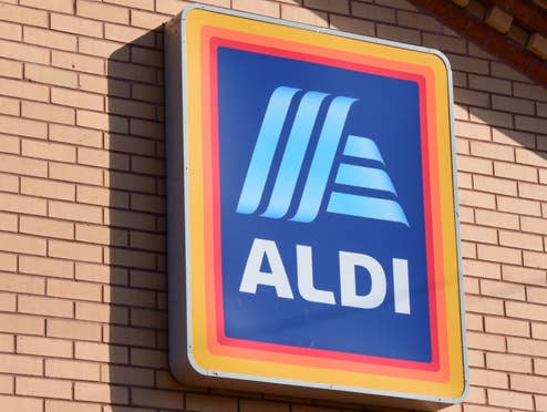 Aldi-Logo auf einer Gebäudewand eines Aldi-Geschäfts