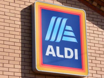 Aldi-Logo auf einer Gebäudewand eines Aldi-Geschäfts