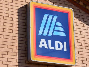 Aldi-Logo auf einer Häuserwand