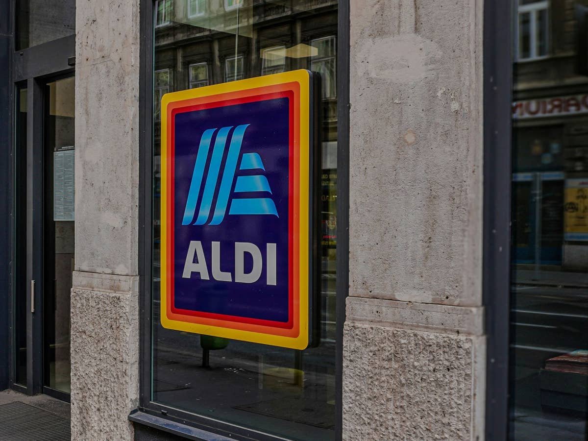 Aldi: Aktuelle Angebote im Überblick Aldi-Logo auf einer Gebäudefassade