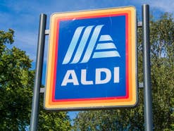 Aldi-Logo vor Bäumen