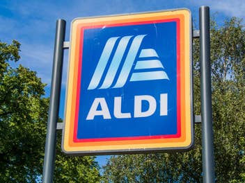 Aldi-Logo vor Bäumen
