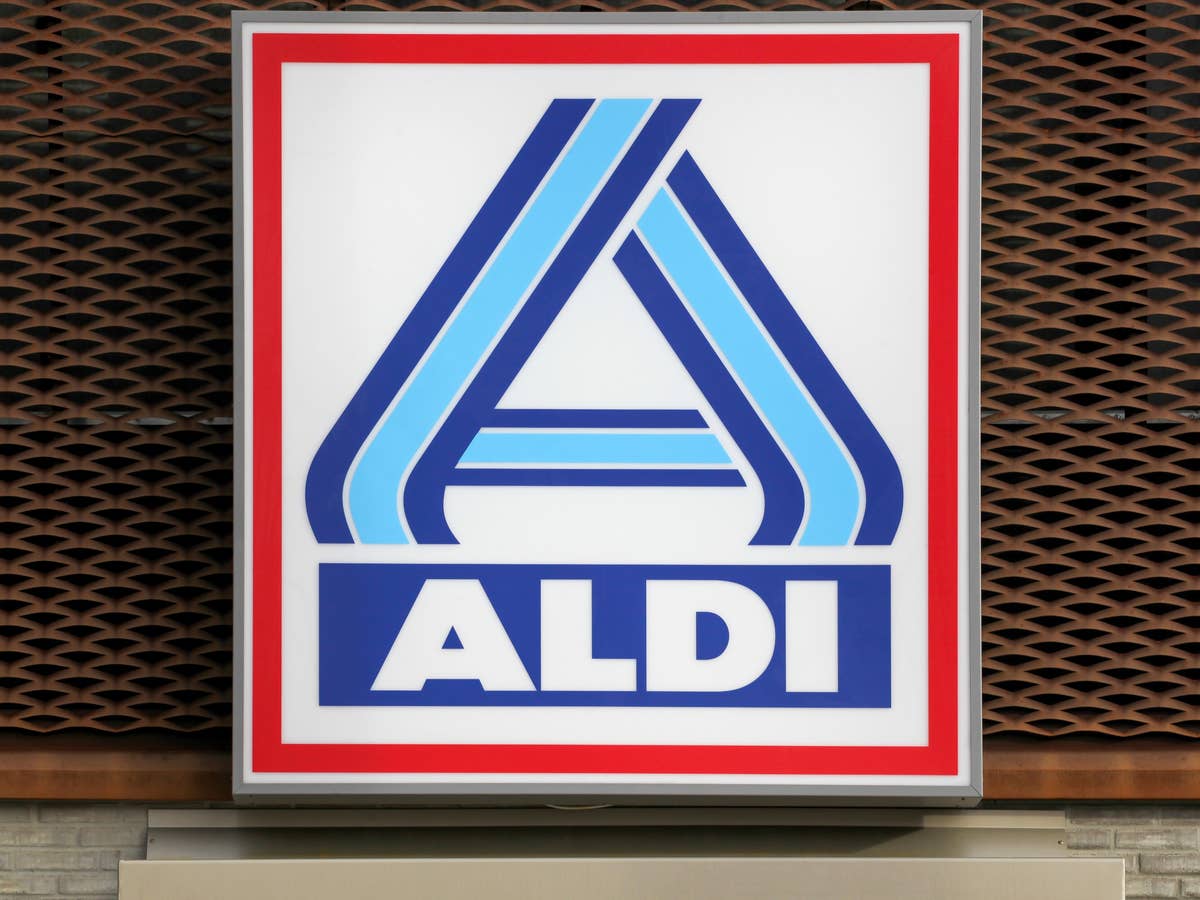 Aldi-Logo vor einem Gitter.