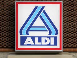 Aldi-Logo vor einem Gitter.