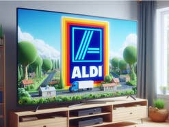 Aldi-Logo auf einem Fernseher in einem Wohnzimmer.
