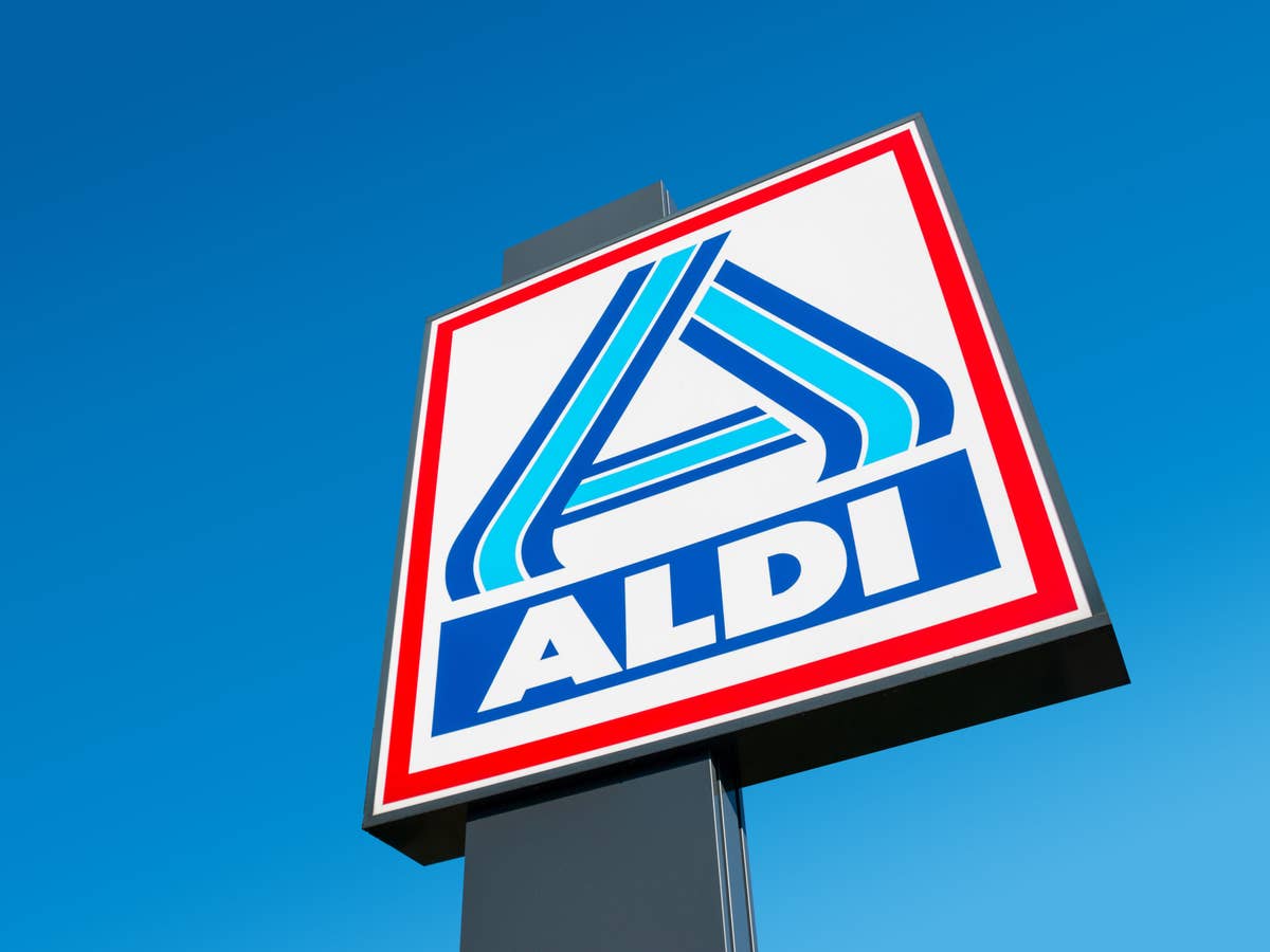 Aldi-Logo auf einem Straßenschild.
