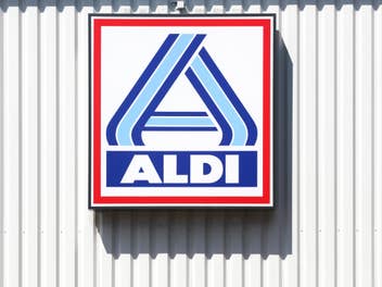 Aldi Logo an einer Außenfassade.
