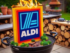 Aldi Logo in Flammen auf einem Grill.