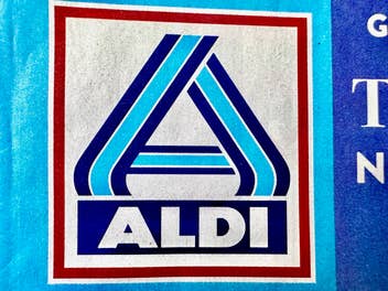 Aldi Logo auf Aldi-Prospekt.
