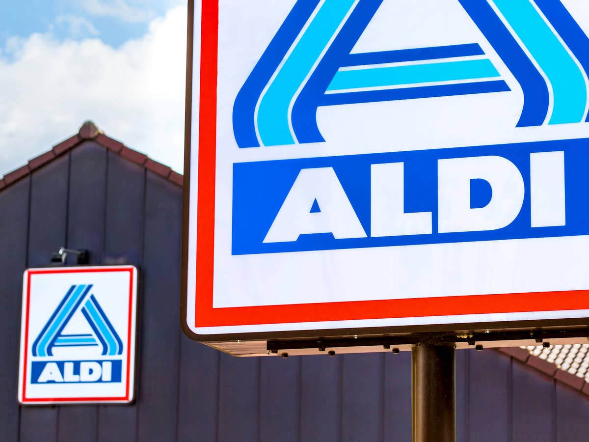 Ab Montag (19.10.) macht Aldi Autofahrer glücklich Ein Schild von Aldi Nord und eine Filiale im Hintergrund