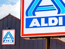 Ein Schild von Aldi Nord und eine Filiale im Hintergrund