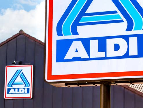 Ein Schild von Aldi Nord und eine Filiale im Hintergrund