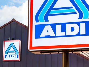 Ein Schild von Aldi Nord und eine Filiale im Hintergrund