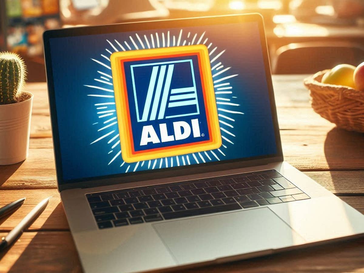 Notebook mit einem Aldi-Logo auf dem Bildschirm im Sonnenlicht.