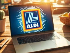 Notebook mit einem Aldi-Logo auf dem Bildschirm im Sonnenlicht.