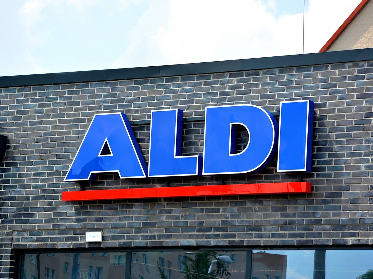 Aldi plant Revolution: Kunden müssen sich auf Änderung einstellen Logo von Aldi an einer Filiale.