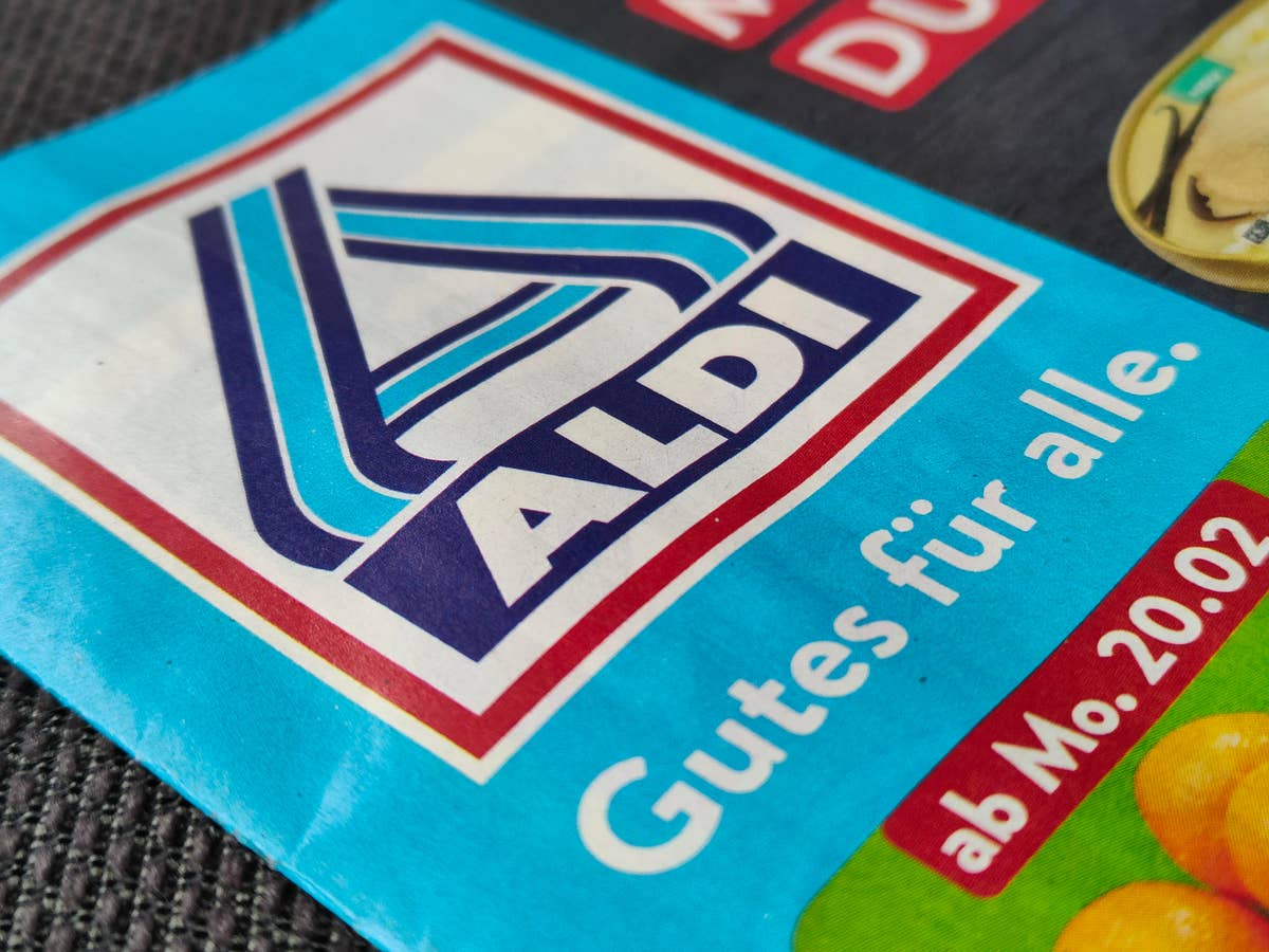 Aldi-Logo auf einem Aldi-Prospekt.