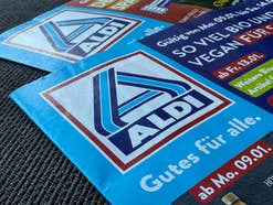 Aldi Logos auf Aldi-Prospekten