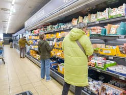 Kunden bei Aldi am Kühlregal