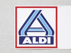 Aldi-Schnäppchen: Günstige Sodastream-Alternative Aldi-Logo an einer Hausfassade.