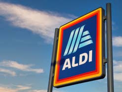 Aldi Logo auf einem Werbeschild.
