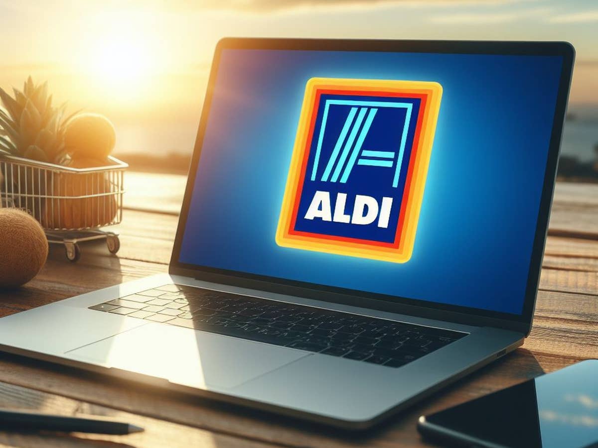 Logo von Aldi auf dem Display eines Laptops im Sonnenaufgang.