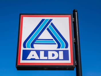 Straßenschild mit Aldi-Logo.