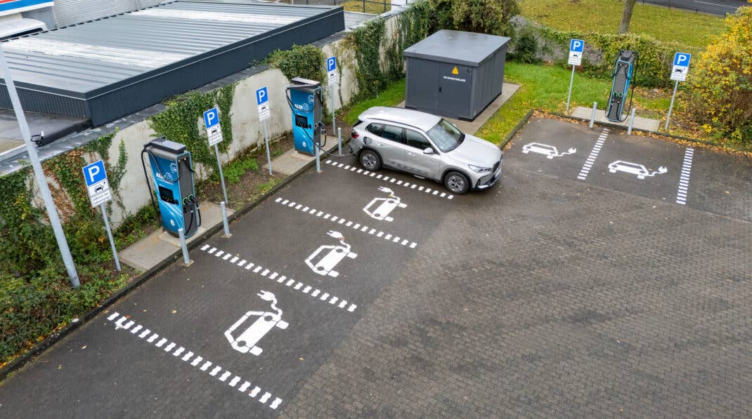 Aldi Süd E-Ladehub für E-Autos.