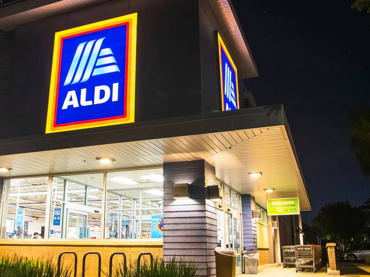 Aldi Süd verkauft jetzt Lego Adventskalender Filiale von Aldi Süd am Abend mit beleuchteten Fenstern