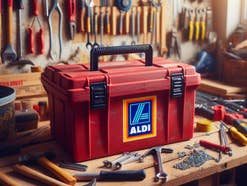 Werkzeugkoffer steht in einer Werkstatt auf einer Werkbank.