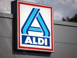 Aldi-Logo an einer Außenfassade.