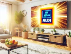 Fernseher mit dem Logo von Aldi auf dem Display in einem Wohnzimmer.