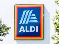 Logo von Aldi Süd an einer Hausfassade.