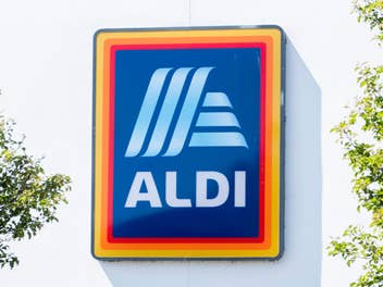 Logo von Aldi Süd an einer Hausfassade.