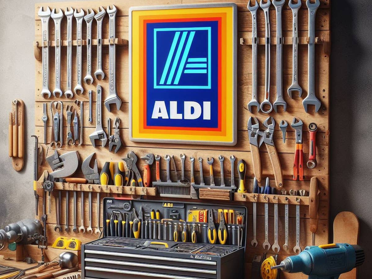 Logo von Aldi in einer Werkstatt zwischen Werkzeug.