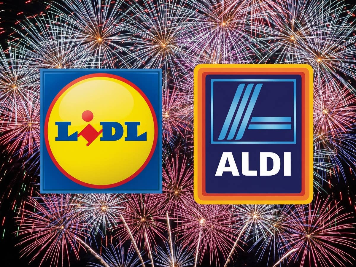 Symbolbild mit den Logos von Aldi und Lidl vor einem Feuerwerk anlässlich neuer Preissenkungen.