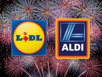 Symbolbild mit den Logos von Aldi und Lidl vor einem Feuerwerk anlässlich neuer Preissenkungen.