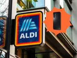 Aldi Logo an einem Gebäude - davor ist ein Samsung-Handy zu sehen.