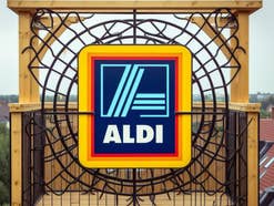 Aldi-Logo an einem Gitterbalkon.
