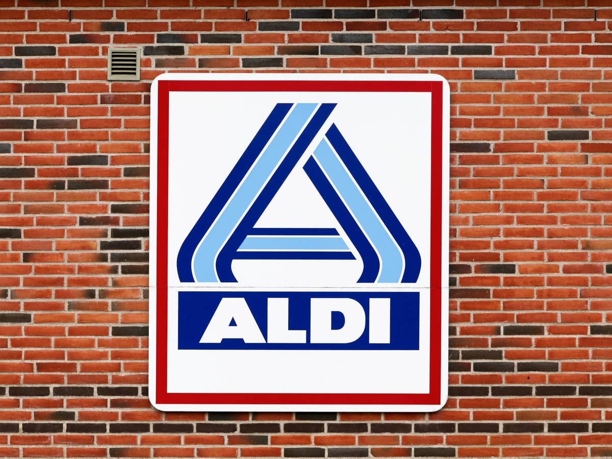 Aldi-Logo an einer Klinker-Hauswand.