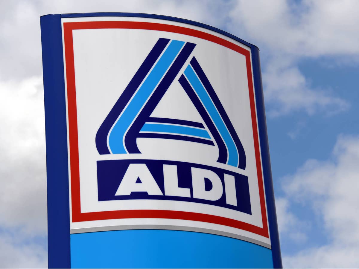 Aldi zündet neue Preiskracher: E-Bikes zu Top-Preisen kaufen Straßenschilld von Aldi mit großem Aldi-Logo.