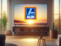 Fernseher bei in einem Wohnzimmer mit Aldi-Logo.