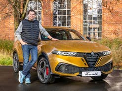 Hayo Lücke neben dem Alfa Romeo Tonale Ibrida Plug-In Q4 in Frankfurt.