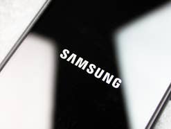 Samsung-Logo auf einem Smartphone-Display.
