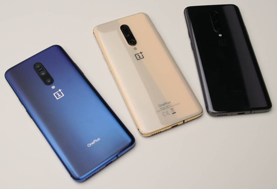 Das OnePlus 7 Pro in drei Farben auf dem Tisch