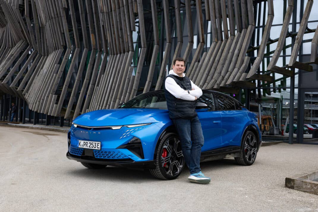 Hayo Lücke neben der Alpine A390 GT.